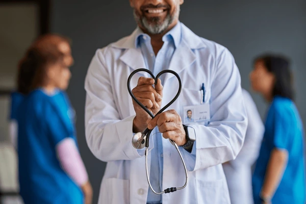 A escolha do 18 de outubro para celebrar o Dia do Médico não é meramente arbitrária; ela se aprofunda nas raízes da história da medicina e da espiritualidade. Esta data honra a festa de São Lucas, o evangelista, que é tradicionalmente reconhecido como o patrono dos médicos. Sua conexão com a arte da cura não é apenas uma lenda piedosa; textos históricos o descrevem como um médico de Antioquia, na antiga Síria, uma das grandes cidades do mundo helenístico da época, conhecida por seus avanços culturais e científicos.
